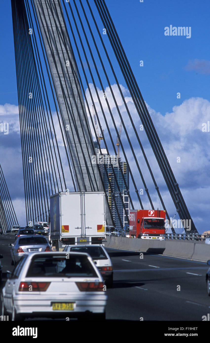 Verkehr auf den Anzac Bridge in Sydney, New South Wales, Australien Stockfoto