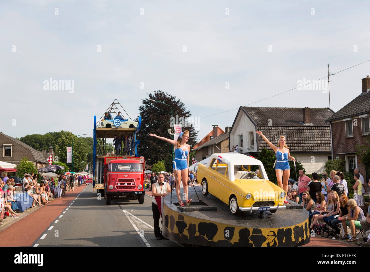 Kulturelle Parade in der Gemeinde Ostbevern in den Niederlanden, die die Geschichte von der DAF Automobilwerk in Eindhoven ... Stockfoto