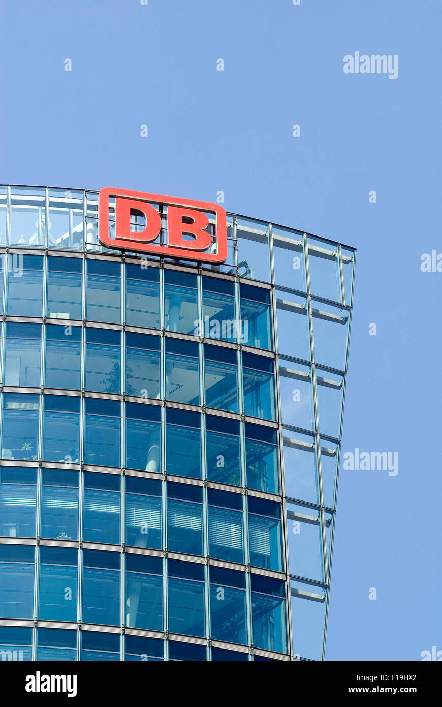 Deutschland-Berlin-DB-Tower am Potsdamer Platz. Detail der Fassade mit Logo. Hauptsitz der Deutschen Bahn Stockfoto