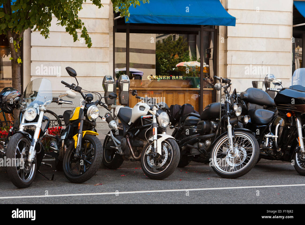 Motorräder parken am Straßenrand - USA Stockfoto