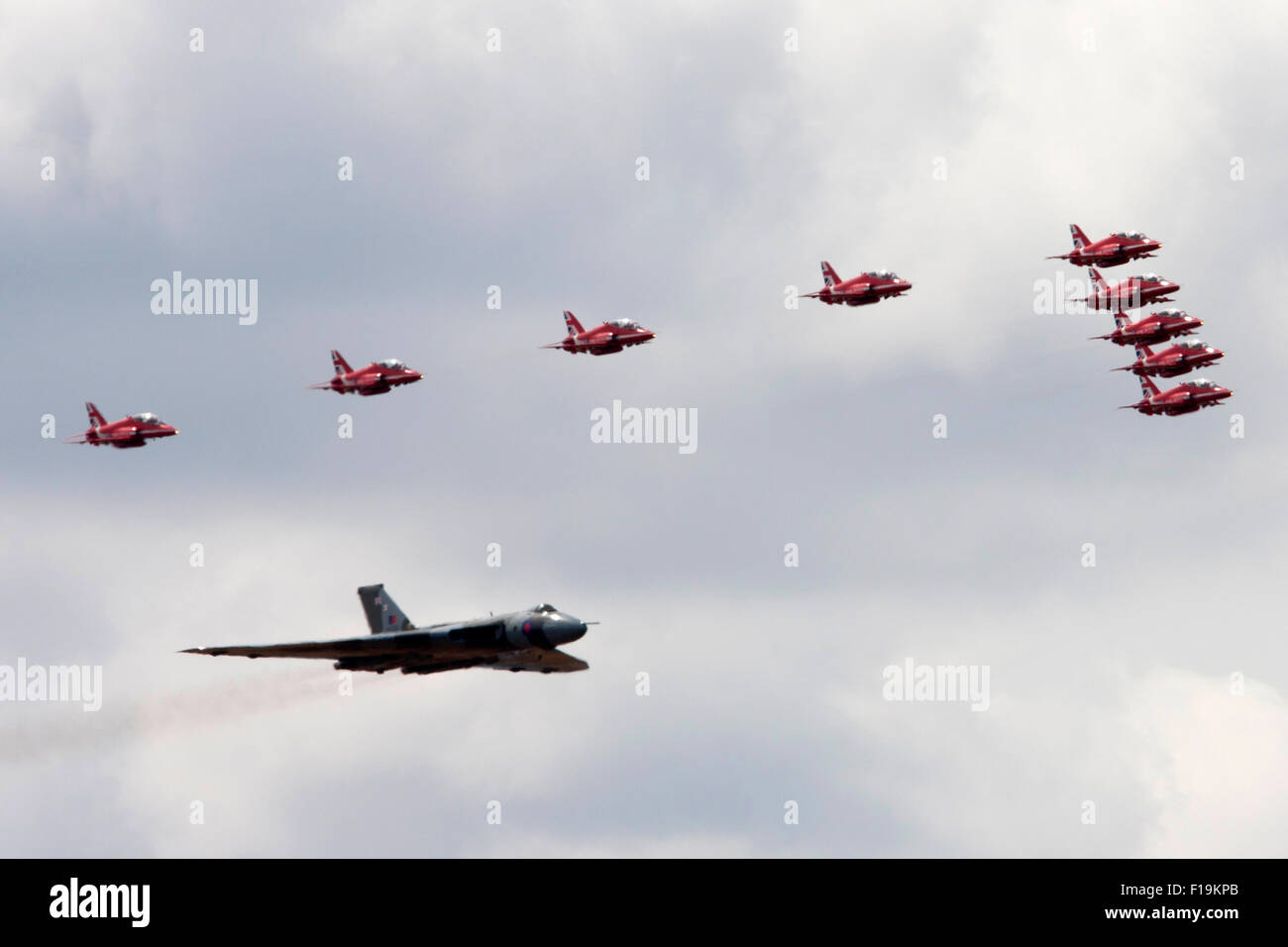 Bekannt als die Royal Air Force-Kunstflugstaffel Red Arrows Anzeigen der Kunstflug Team der Royal Air Force auf der RIAT 2015 Stockfoto