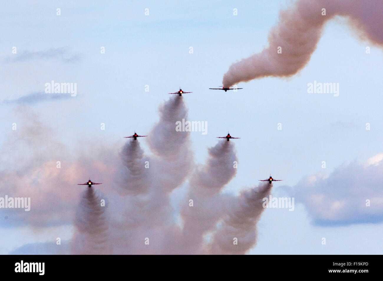Bekannt als die Royal Air Force-Kunstflugstaffel Red Arrows Anzeigen der Kunstflug Team der Royal Air Force auf der RIAT 2015 Stockfoto