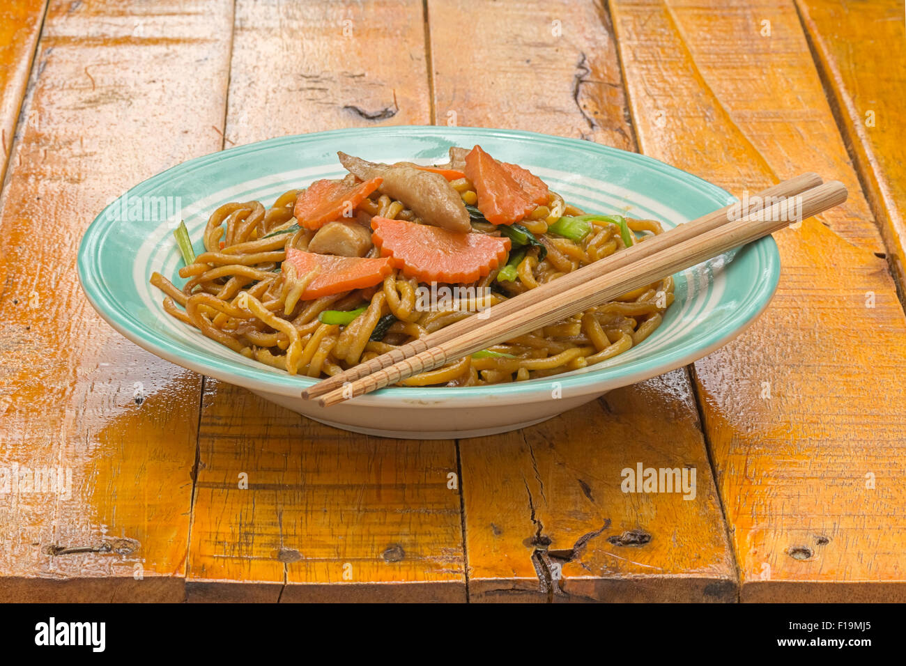 Gebratene Nudeln auf hölzernen Hintergrund Stockfoto