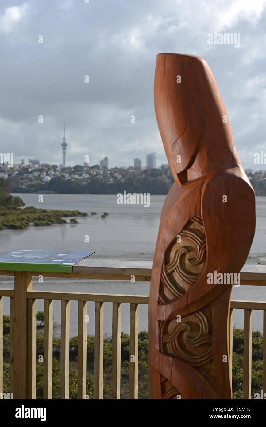 AUCKLAND, NEW ZEALAND, 16. Juli 2015: Ein schnitzen eines Maori Pou oder Erziehungsberechtigten mit Blick auf das Orakei Becken in Auckland Stockfoto