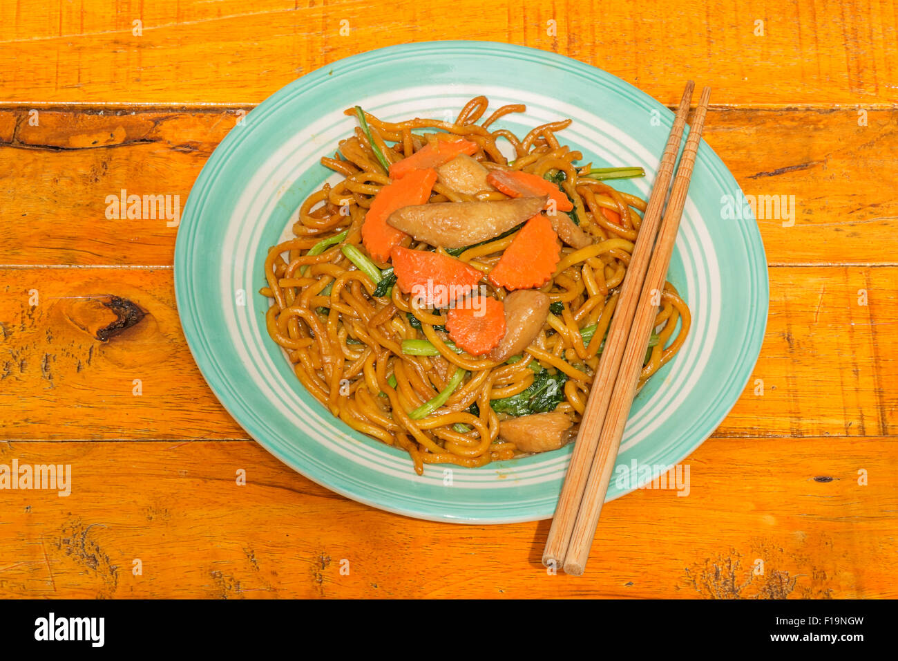 Gebratene Nudeln auf hölzernen Hintergrund Stockfoto
