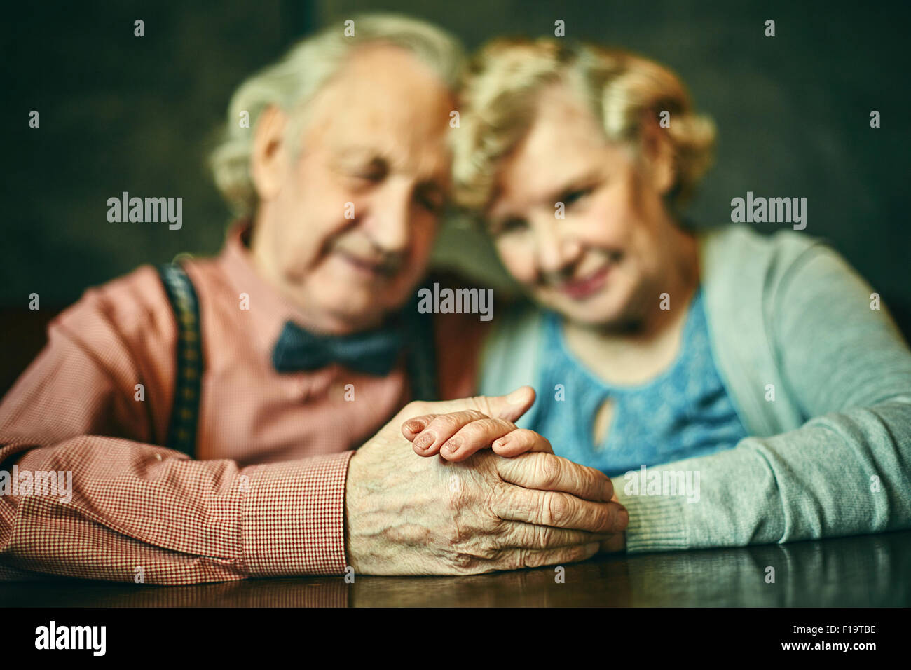 Nahaufnahme der Hände zärtlich Senioren Stockfoto