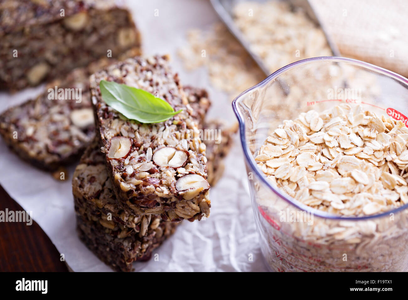 Gesunde Mehrkornbrot mit Haferflocken, Nüssen und Samen Stockfoto