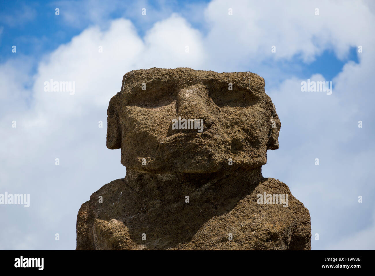 Ahu-Ature, Anakena Strand, Osterinsel aka Rapa Nui, Chile, Südamerika. Nahaufnahme von MOAI Gesicht und Schultern. Stockfoto