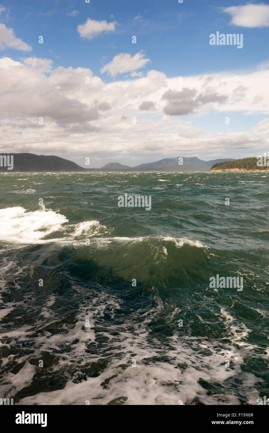 Der Pazifische Ozean Überspannungen und rollt vor dem Sturm Stockfoto