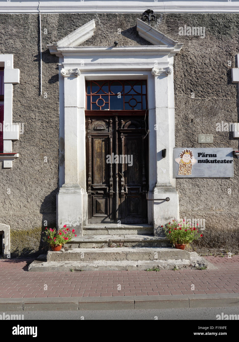 Der historische aussehende Eingang in Pärnu Puppentheater. Pärnu, Estland 24. August 2015 Stockfoto