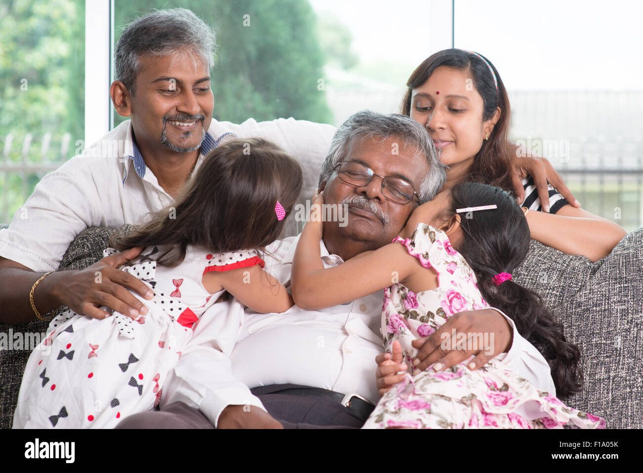 Porträt von Multi Generationen indischen Familie zu Hause. Asiaten leben Lebensstil. Stockfoto
