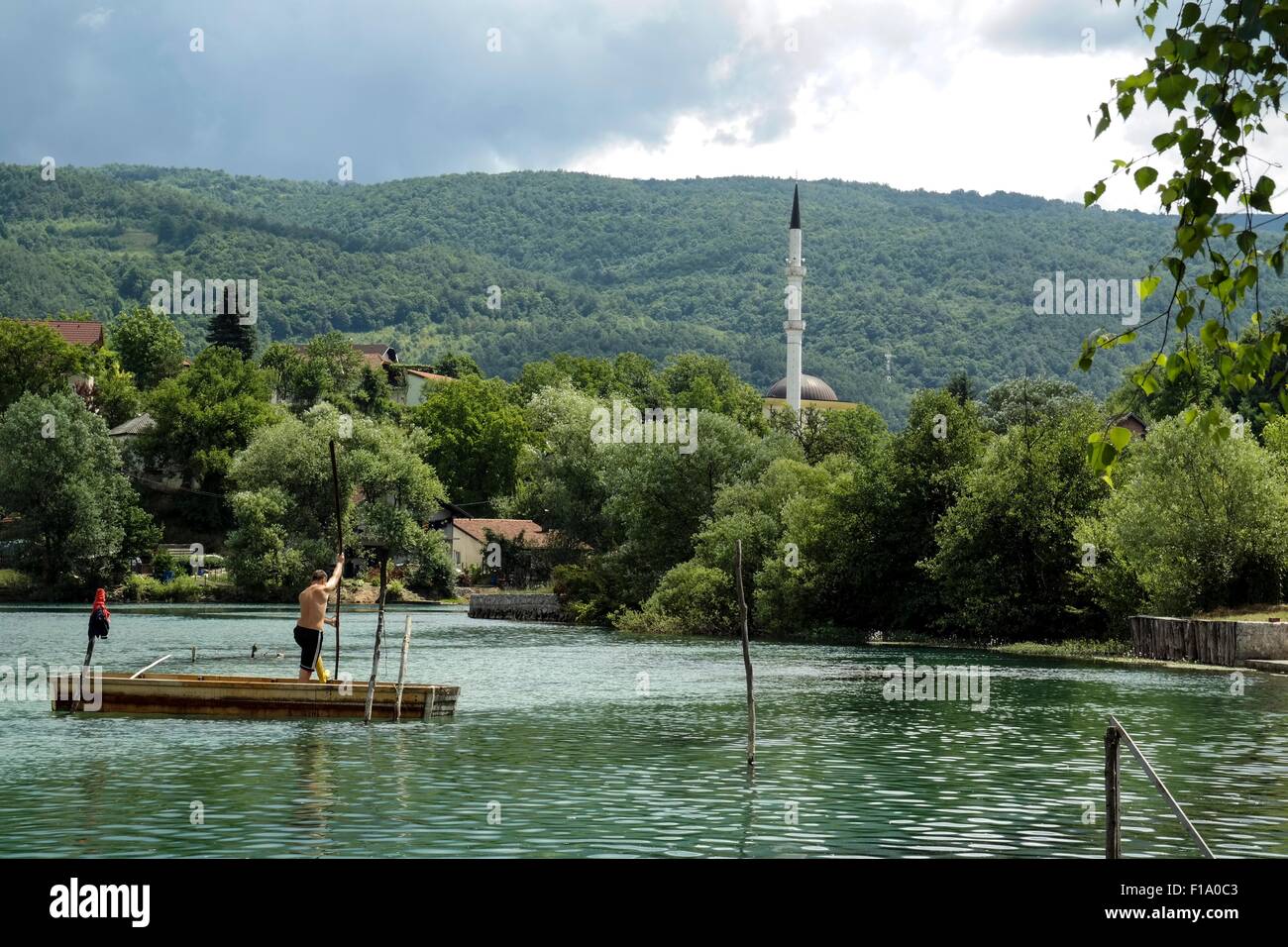 Fischer am Boot auf dem Fluss Una in Ripac. Stockfoto