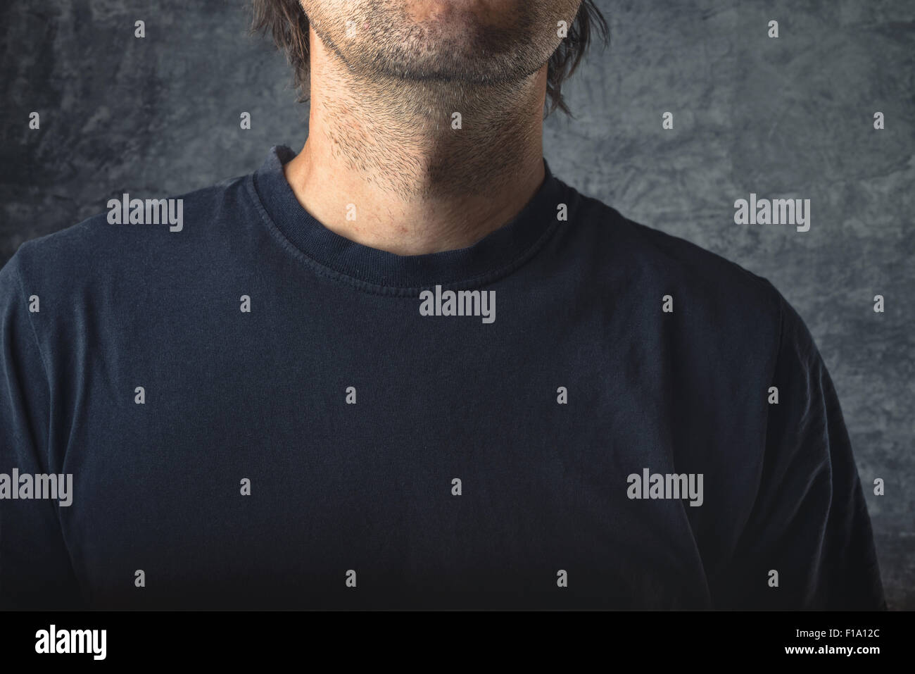 Mann im schwarzen Hemd als leere Kopie Raum für Design oder SMS Stockfoto