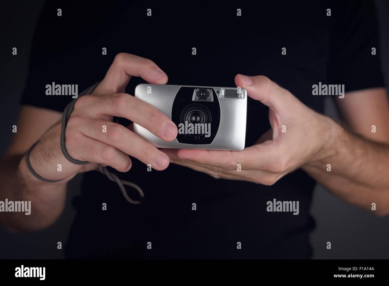 Mann unter Snapshot-Bild mit Vintage Kunststoff generische Filmkamera, Amateur Lomo Fotografie Hipster Lifestyle-Konzept, wählen Sie Stockfoto