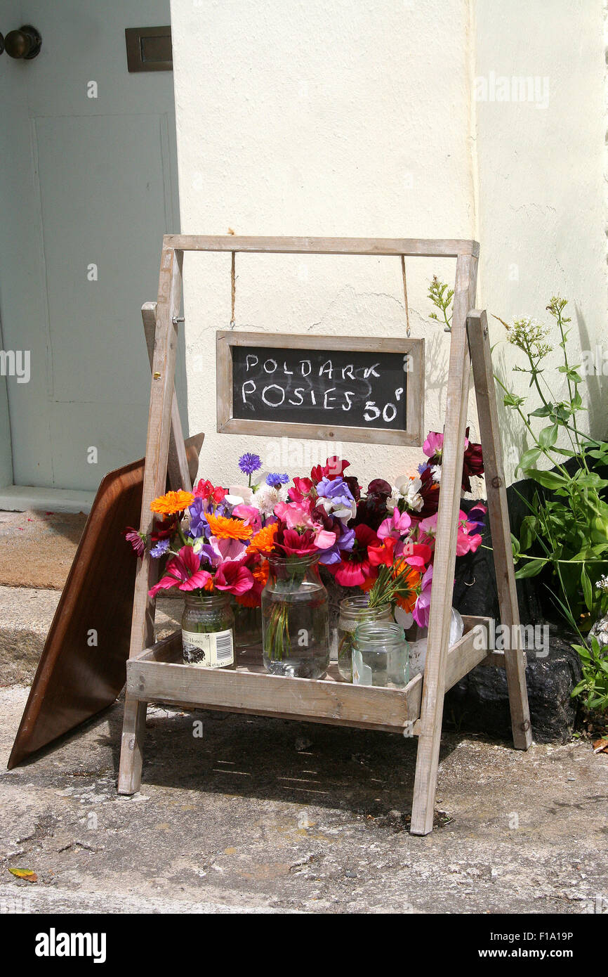 Stiefmütterchen für den Verkauf außerhalb ein Häuschen in Charlestown, Cornwall, rufen die Poldark Begeisterung Stockfoto