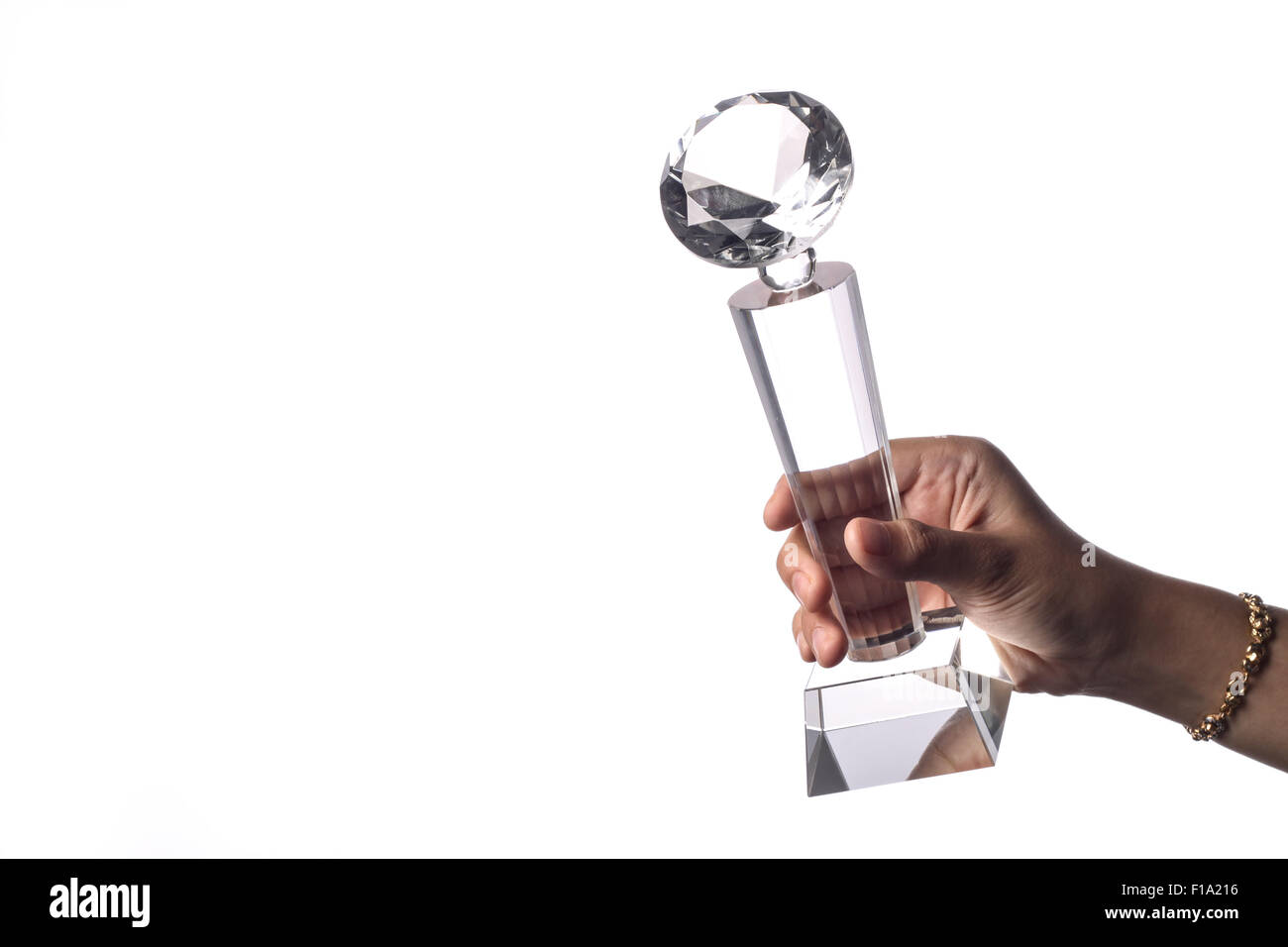 Glas-Trophäe zu halten, durch eine weibliche Figur Stockfoto