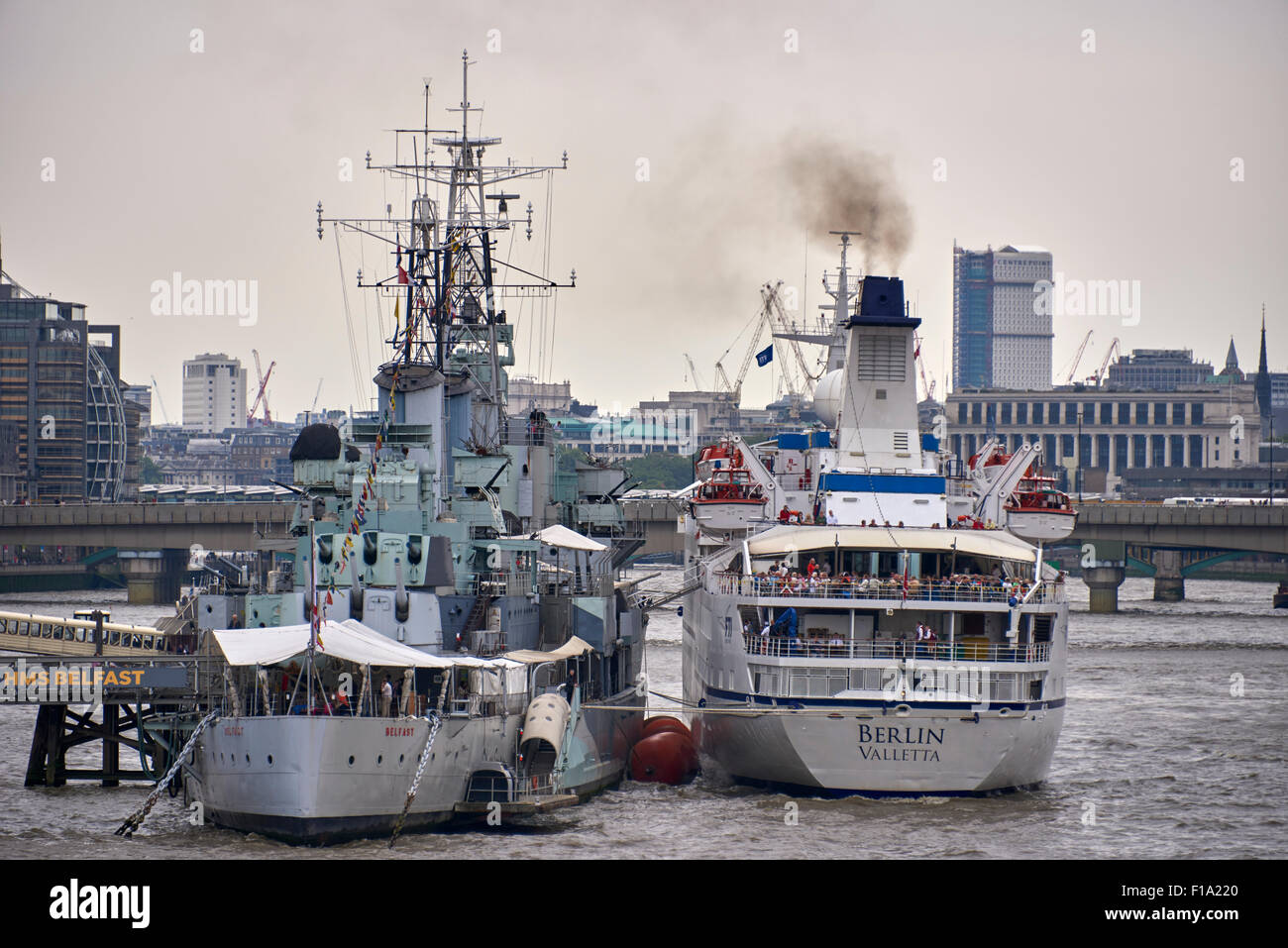HMS Belfast ist ein Museumsschiff, ursprünglich Royal Navy-Kreuzer, dauerhaft vor Anker in London auf der Themse Stockfoto