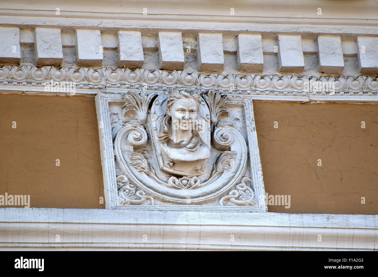 Irkutsk, Sibirien, Russland. 26. September 2009. Zoya Kosmodemyanskaya Barilef Fliese überdacht Gebäude im historischen Zentrum der Stadt. Irkutsk, Sibirien, Russland © Andrey Nekrassow/ZUMA Wire/ZUMAPRESS.com/Alamy Live-Nachrichten Stockfoto