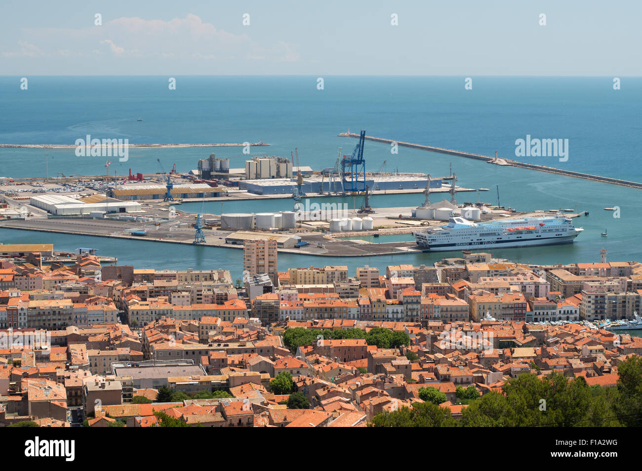 Blick von oberhalb des Hafen von Sète, gesehen von der Spitze des Mont Saint Clair, Hérault, Languedoc-Roussillon, Frankreich, Europa Stockfoto