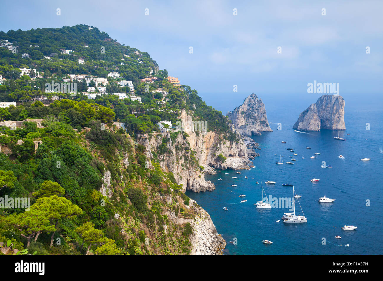 Mittelmeer Küstenlandschaft mit Faraglioni Felsen der Insel Capri, Italien Stockfoto
