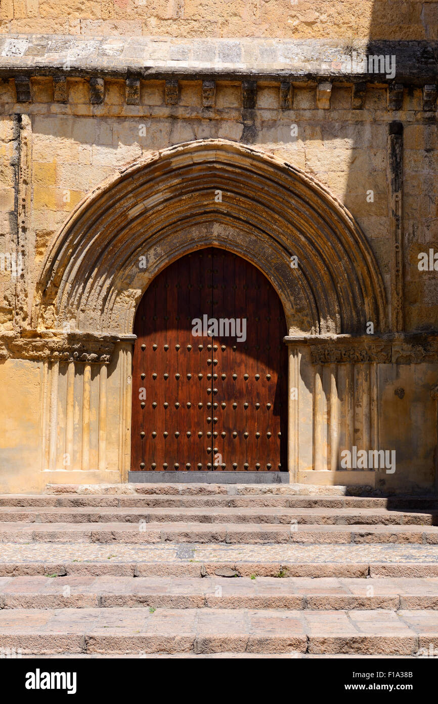 Haupteingang der Kirche von Santa Marina in Córdoba, Andalusien, Spanien Stockfoto