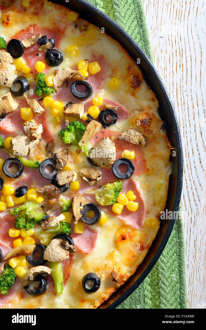 Italienische Pizza "Vegetarisch" auf Holztisch Stockfoto
