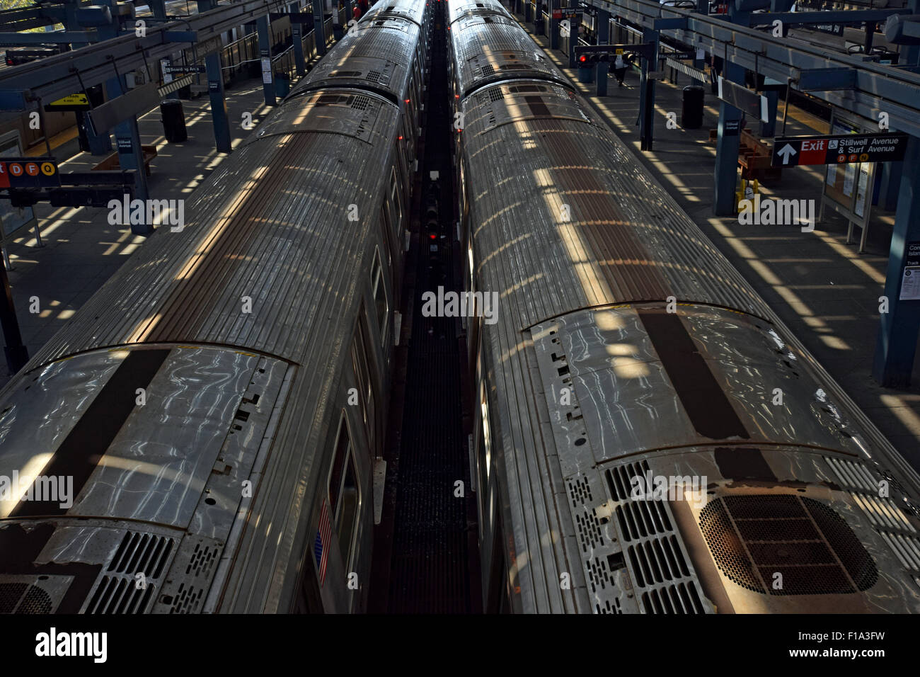 Zwei u-Bahnen an der erhöhten, Stillwell Avenue Station in Coney Island, Brooklyn, New York Stockfoto
