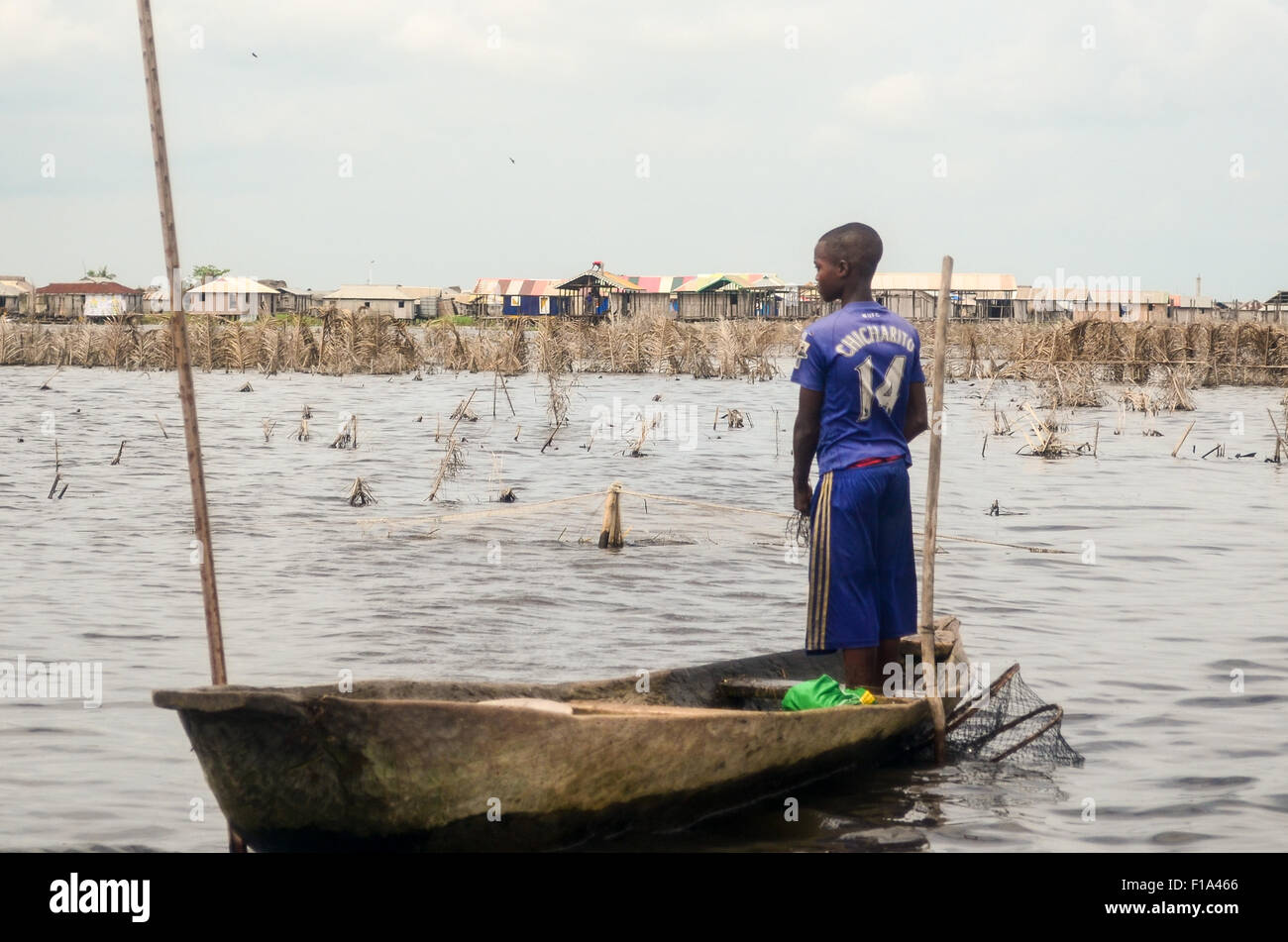 Kind Angeln in Ganvié, "Venedig Afrikas", Dorf der Stelzenläufer befindet sich auf einem See in der Nähe von Cotonou in Benin Stockfoto