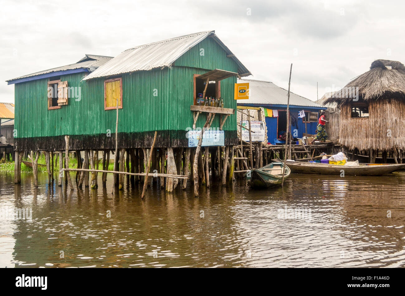 MTN Shop Ganvié, das "Venedig von Afrika", Dorf der Pfahlbauten an einem See in der Nähe von Cotonou in Benin Stockfoto