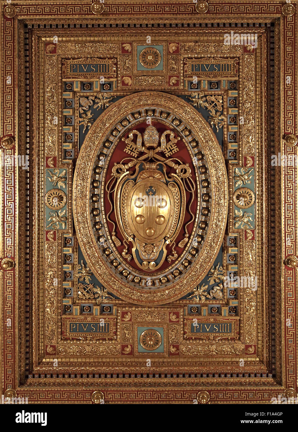 Das reich vergoldeten Decke fein Intarsien in der Basilika San Giovanni in Laterano in Rom mit dem päpstlichen Wappen in der Mitte Stockfoto