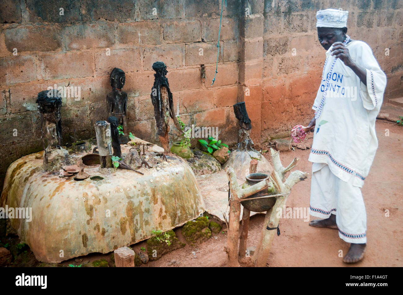 Voodoo Priester feiern mit Voodoo Statuen verwendet für Voodoo-Zeremonien in Abomey, Benin Stockfoto