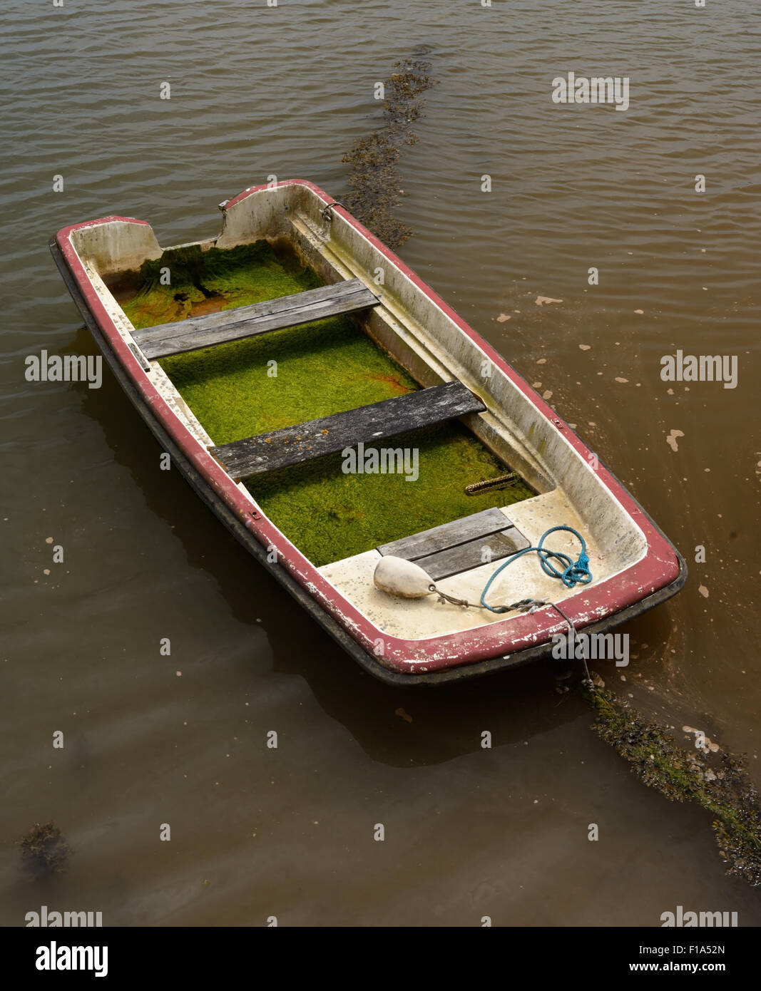 Ein verfallenes Boot benötigt einige Aufmerksamkeit. Stockfoto