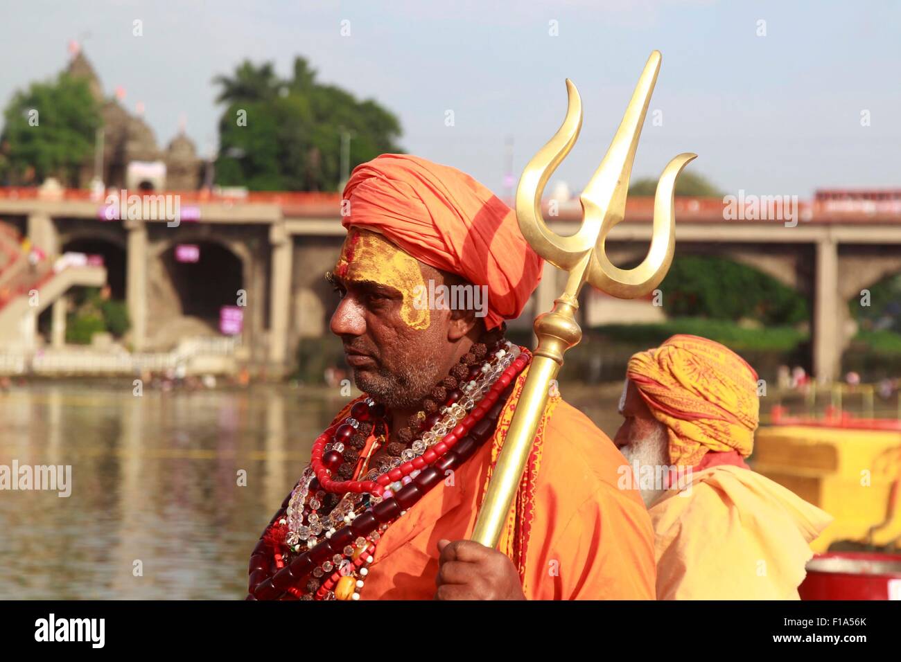 Nashik, Indien. 31. August 2015. Hindu Anhänger ein Bad im Fluss Godavari während Sinhasth Kumbha Mela am Ramghat in Nashik zu nehmen. Bildnachweis: Ravi Prakash/Pacific Press/Alamy Live-Nachrichten Stockfoto