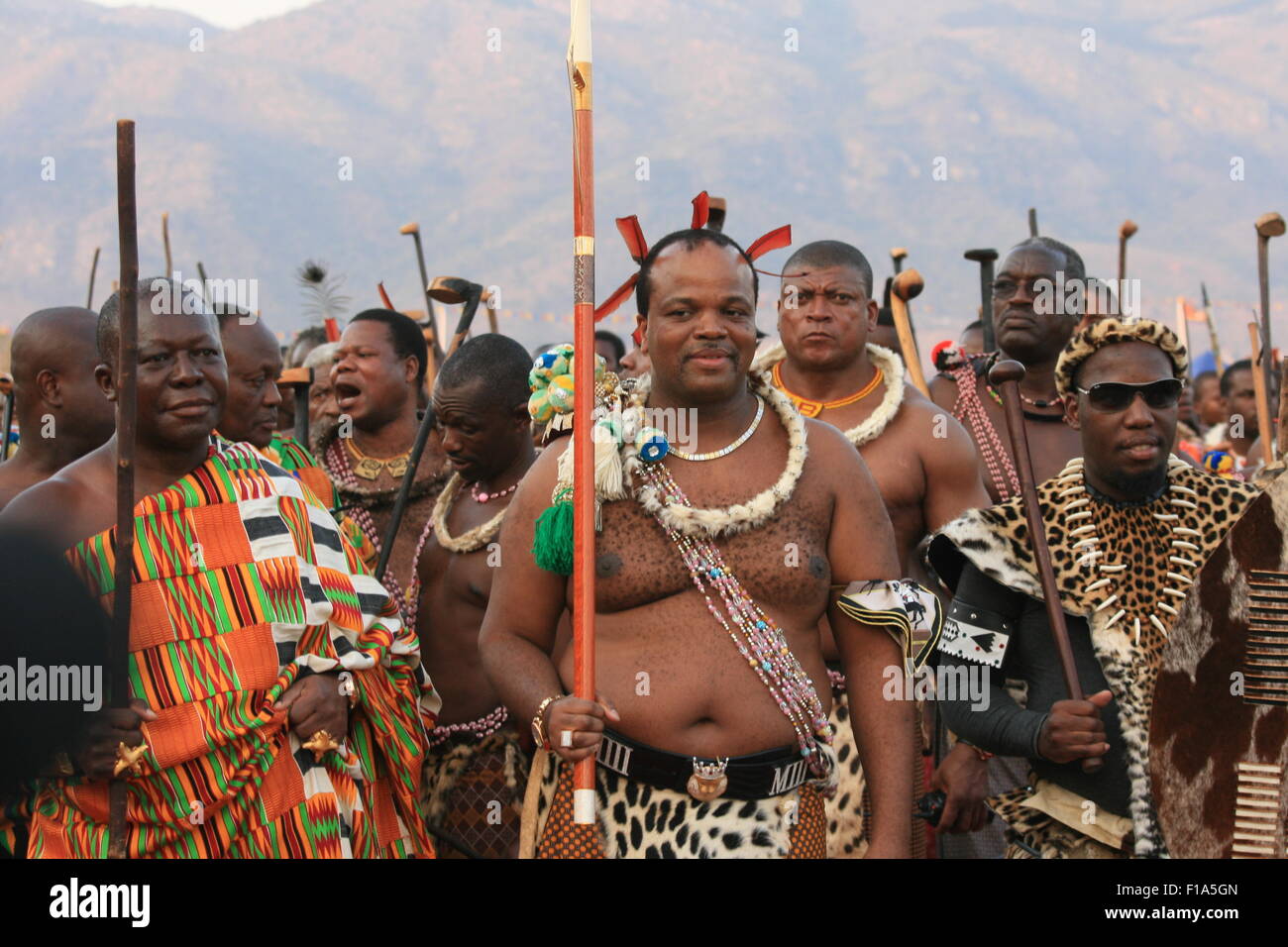 Ludzidzini, Swasiland. 30. August 2015. King Mswati III (C) flankiert von seiner Entrourage und Sicherheitspersonal beobachtet die Proben für den Umhlanga Tanz in Ludzidzini, Swasiland, 30. August 2015. Die traditionellen Umhlanga oder Reed Tanz, in dem Tausende von jungen Frauen tanzen für die Königin-Mutter und König Mswati III ist das kulturelle Highlight des Jahres in Swasiland und findet am 31. August. Foto: Jürgen Bätz/Dpa/Alamy Live News Stockfoto