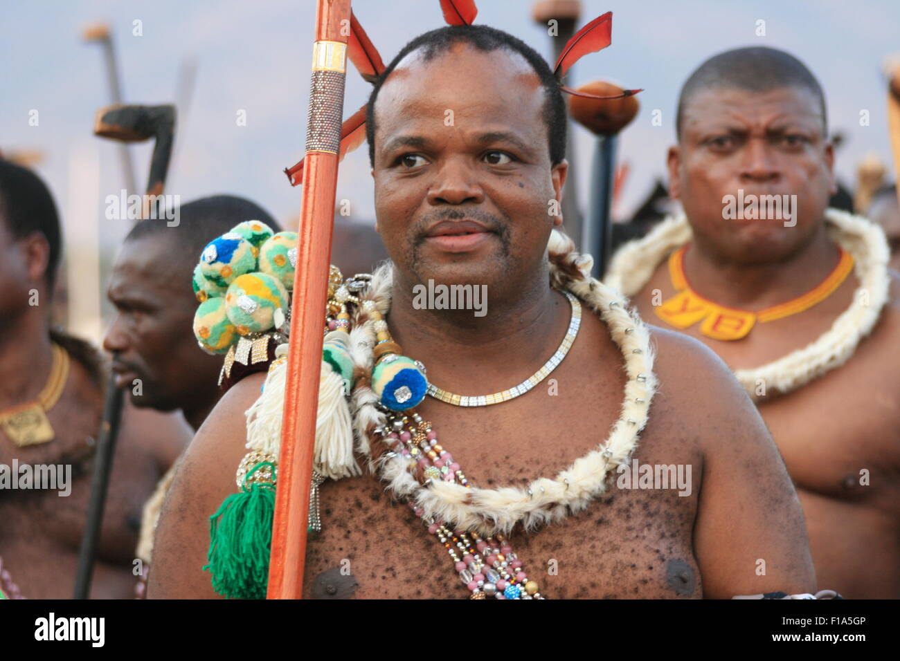 Ludzidzini, Swasiland. 30. August 2015. King Mswati III (C) flankiert von seinem Entrourage Uhren die Proben für den Umhlanga Tanz in Ludzidzini, Swasiland, 30. August 2015. Die traditionellen Umhlanga oder Reed Tanz, in dem Tausende von jungen Frauen tanzen für die Königin-Mutter und König Mswati III ist das kulturelle Highlight des Jahres in Swasiland und findet am 31. August. Foto: Jürgen Bätz/Dpa/Alamy Live News Stockfoto