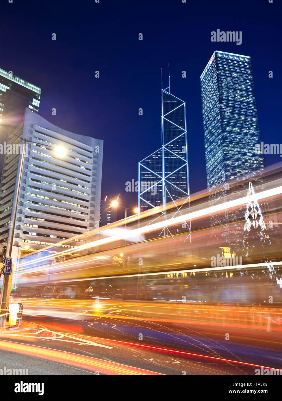 Moderne Gebäude in der Nacht mit Verkehr trails Stockfoto