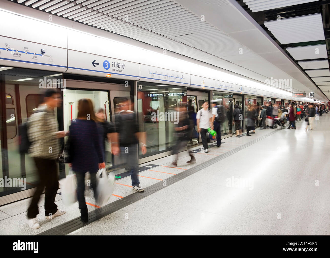 Geschäftige u-Bahn-Station in Hong Kong Stockfoto