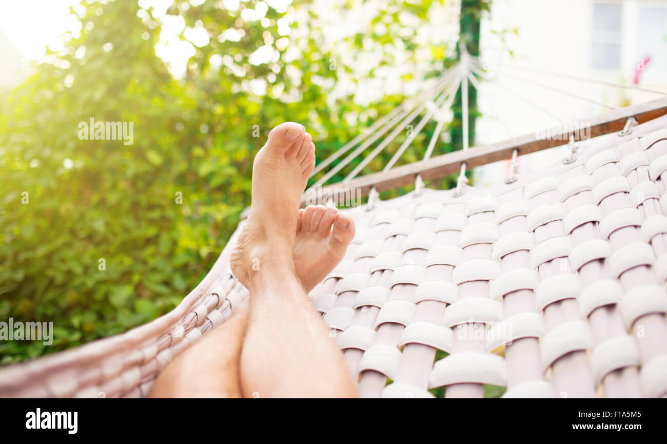 Mann in einer Hängematte an einem Sommertag, Nahaufnahme Foto Stockfoto