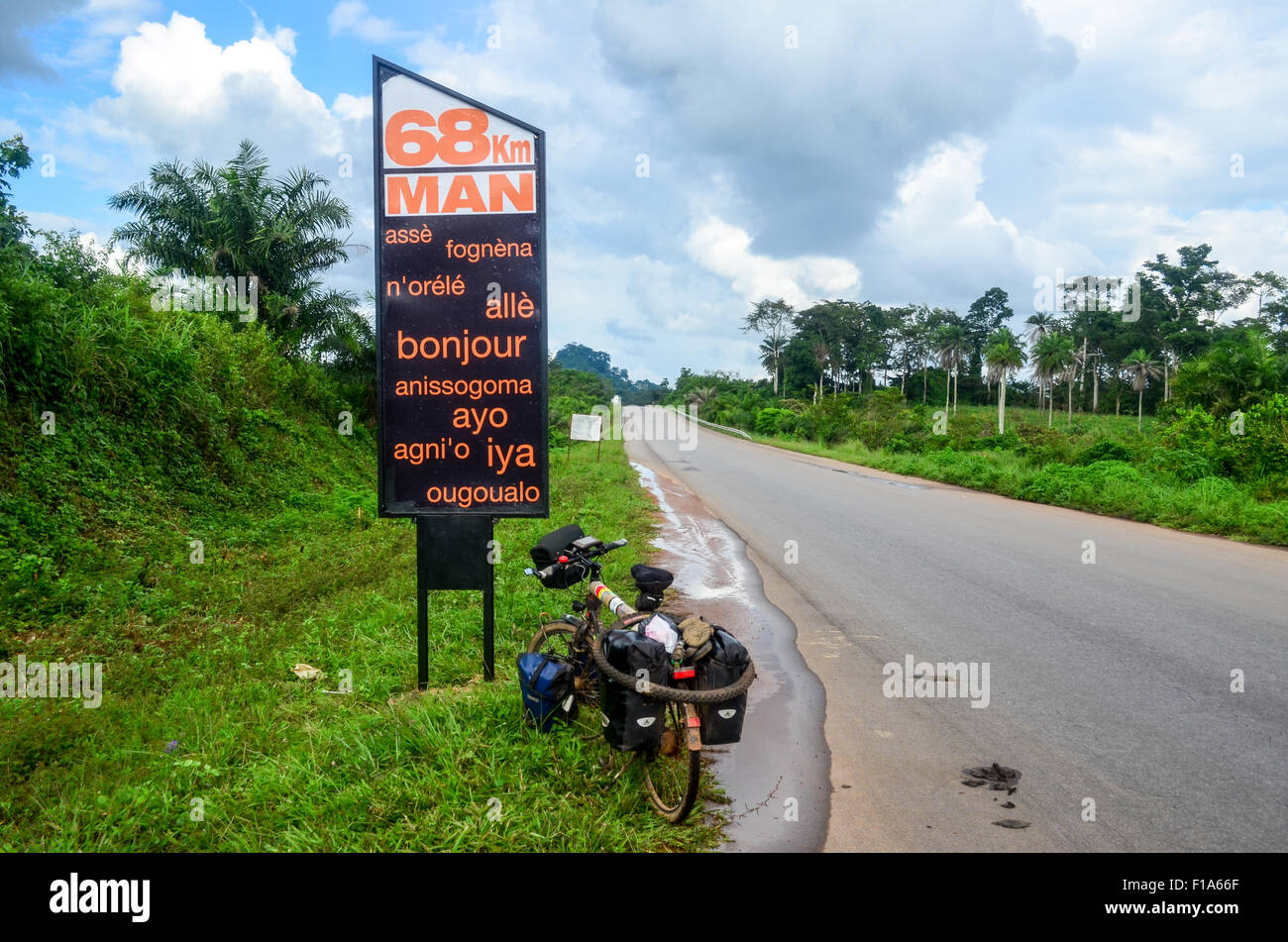 Willkommen Sie Schild von Orange (Telekom) in Côte d ' Ivoire in verschiedenen Landessprachen Stockfoto