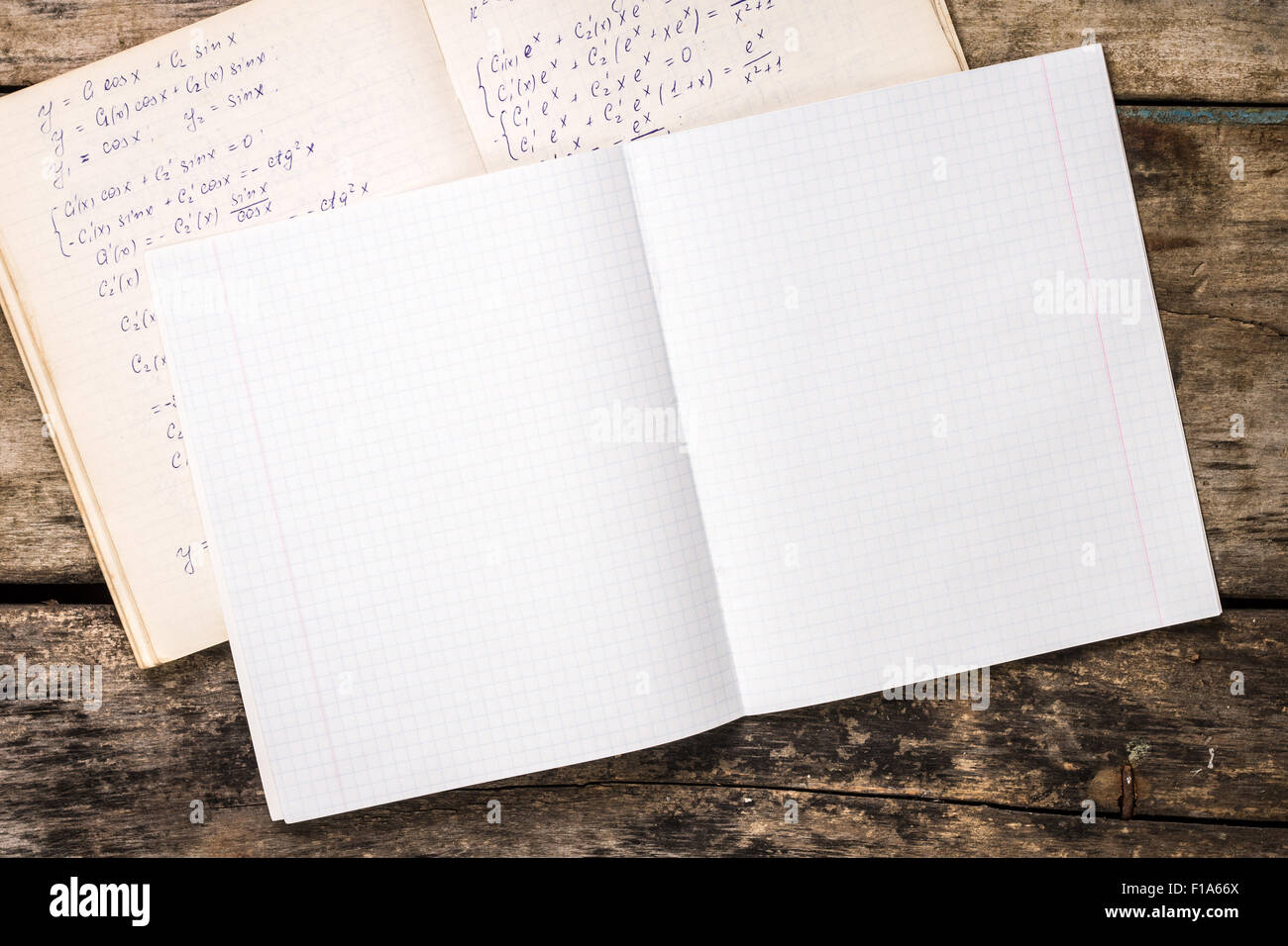 Arbeitsbuch mit Arbeitsbuch auf alten Tisch. Top View-Bild Stockfoto