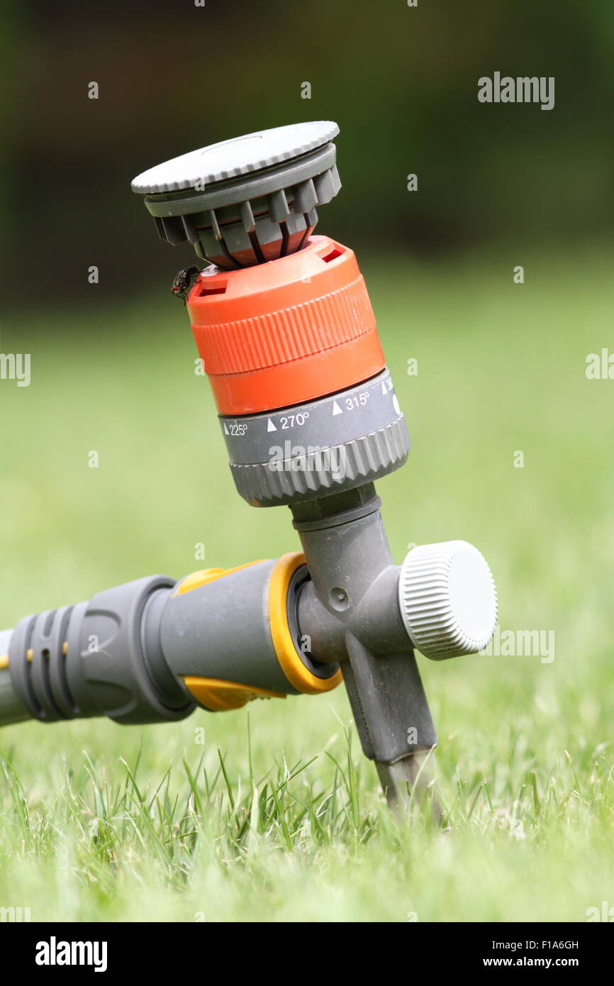 bunte Wasser Sprinkler in der Wiese Stockfoto