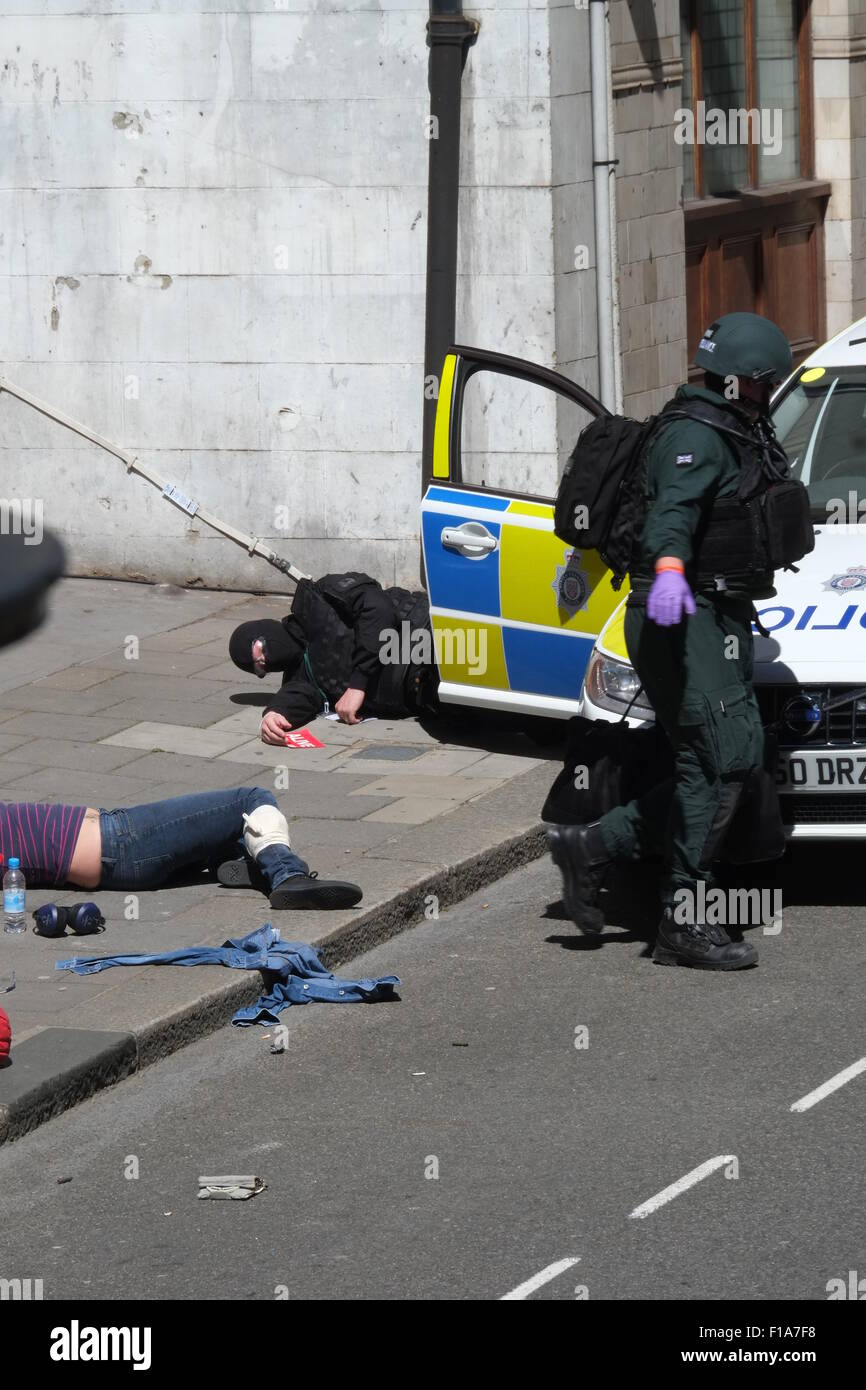 Eine große Übung zum Testen der Rettungsdienste und staatliche Reaktion auf einen Terroranschlag benannt Betrieb starke Tower.outside der stillgelegten u-Bahnstation Aldwych in Surrey Street, WC2 Featuring: Aussicht, Atmosphäre wo: London, Vereinigtes Königreich bei: 30. Juni 2015 Stockfoto