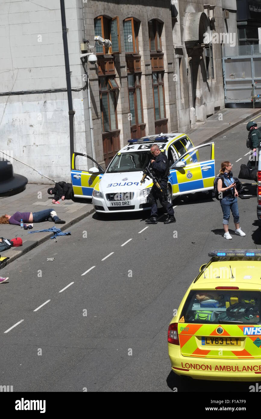 Eine große Übung zum Testen der Rettungsdienste und staatliche Reaktion auf einen Terroranschlag benannt Betrieb starke Tower.outside der stillgelegten u-Bahnstation Aldwych in Surrey Street, WC2 Featuring: Aussicht, Atmosphäre wo: London, Vereinigtes Königreich bei: 30. Juni 2015 Stockfoto