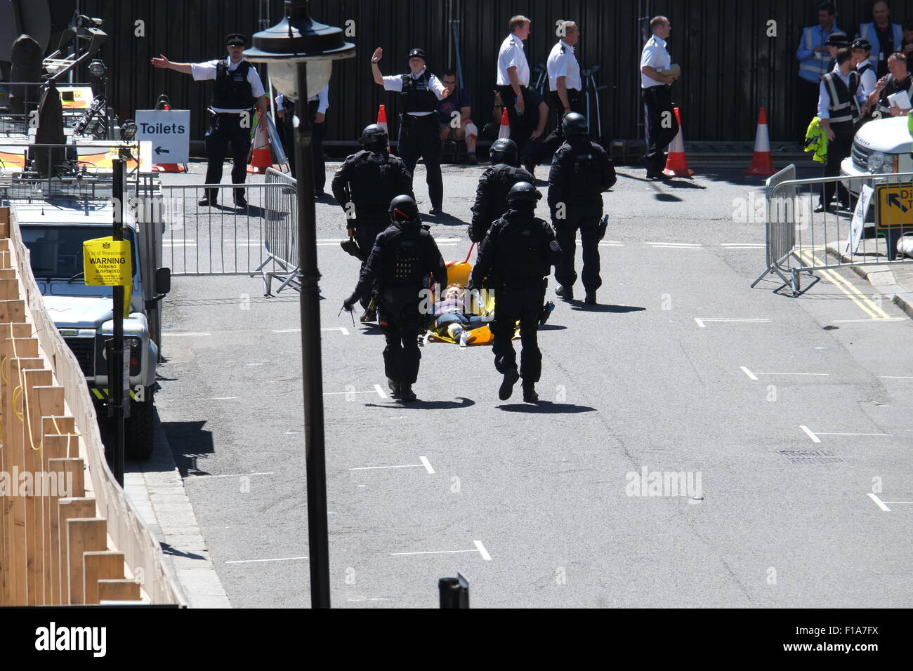 Eine große Übung zum Testen der Rettungsdienste und staatliche Reaktion auf einen Terroranschlag benannt Betrieb starke Tower.outside der stillgelegten u-Bahnstation Aldwych in Surrey Street, WC2 Featuring: Aussicht, Atmosphäre wo: London, Vereinigtes Königreich bei: 30. Juni 2015 Stockfoto