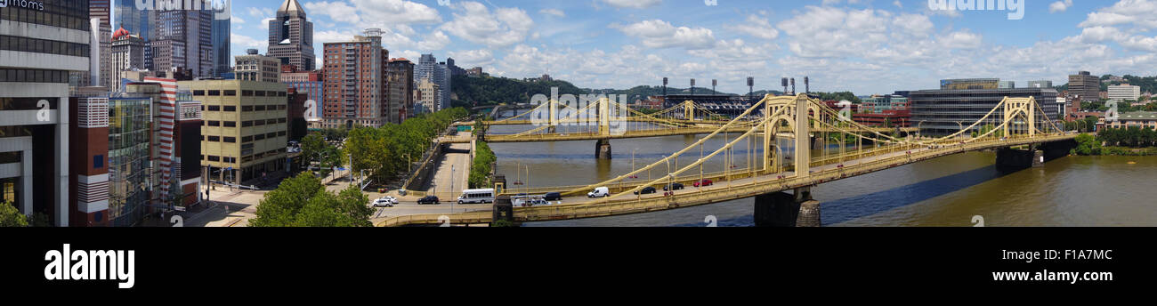 Eine Panorama-Aufnahme der drei Schwestern Brücken über den Allegheny River in Pittsburgh, Pennsylvania. Stockfoto