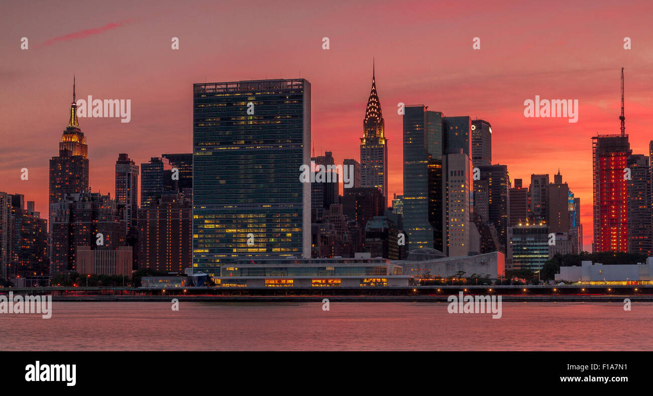 Der Hauptsitz der Vereinten Nationen und die Skyline von Midtown Manhattan von der anderen Seite des East River bei Sonnenuntergang vom Gantry State Park, Long Island City, New York Stockfoto