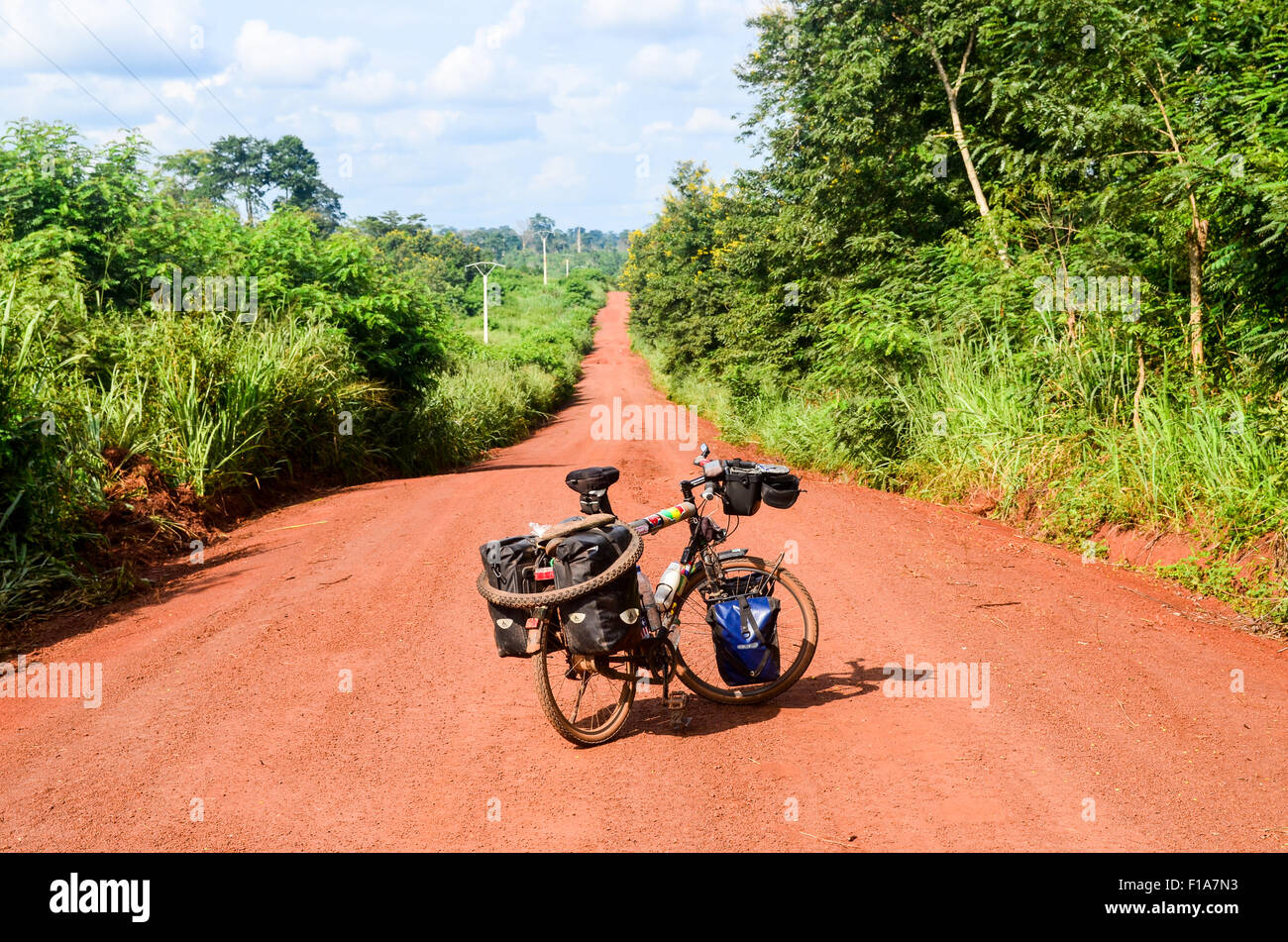 Fahrrad auf einem Feldweg rote Erde in ländlichen Regionen Afrikas Stockfoto