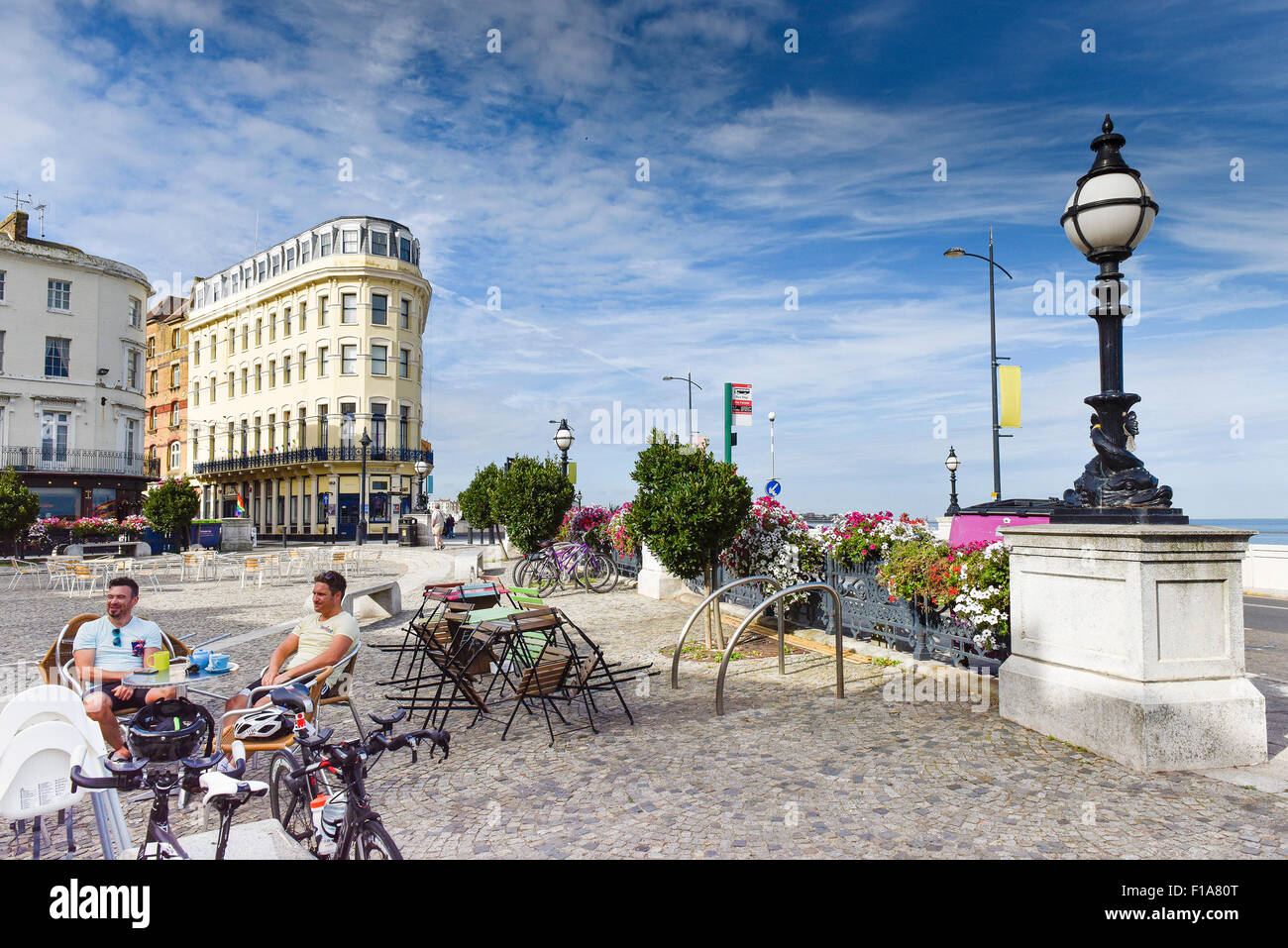 Menschen entspannen direkt am Meer in Margate, Kent. Stockfoto