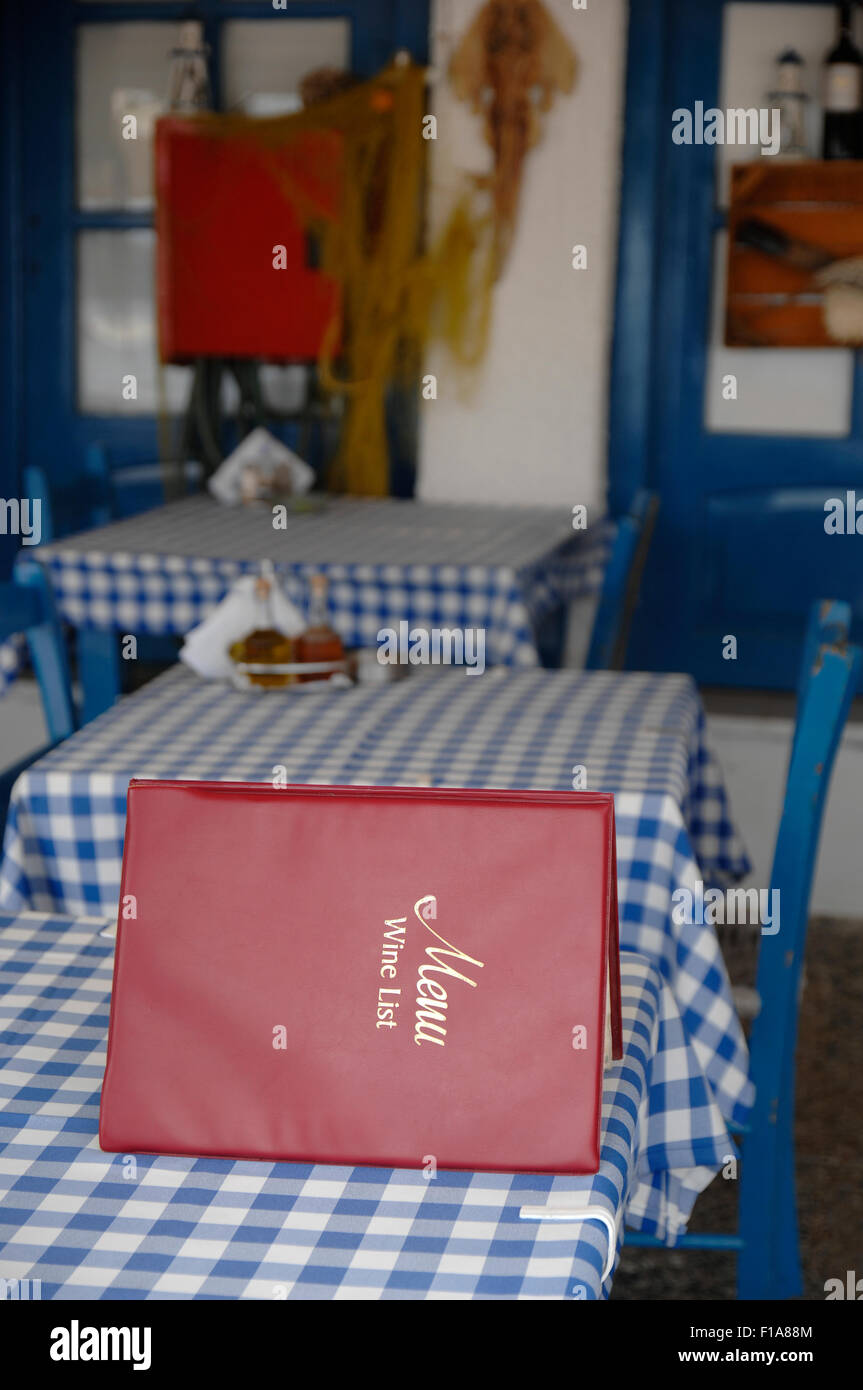 Weinkarte auf einem Tisch in einer Taverne in Skiathos Griechenland Stockfoto