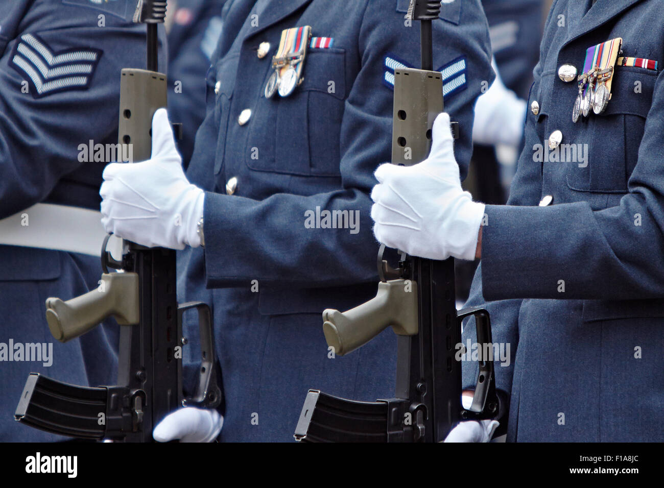 Truppen aus RAF Halton nehmen Teil an der konstituierenden Freiheit-Parade durch das Zentrum von Thame. Stockfoto